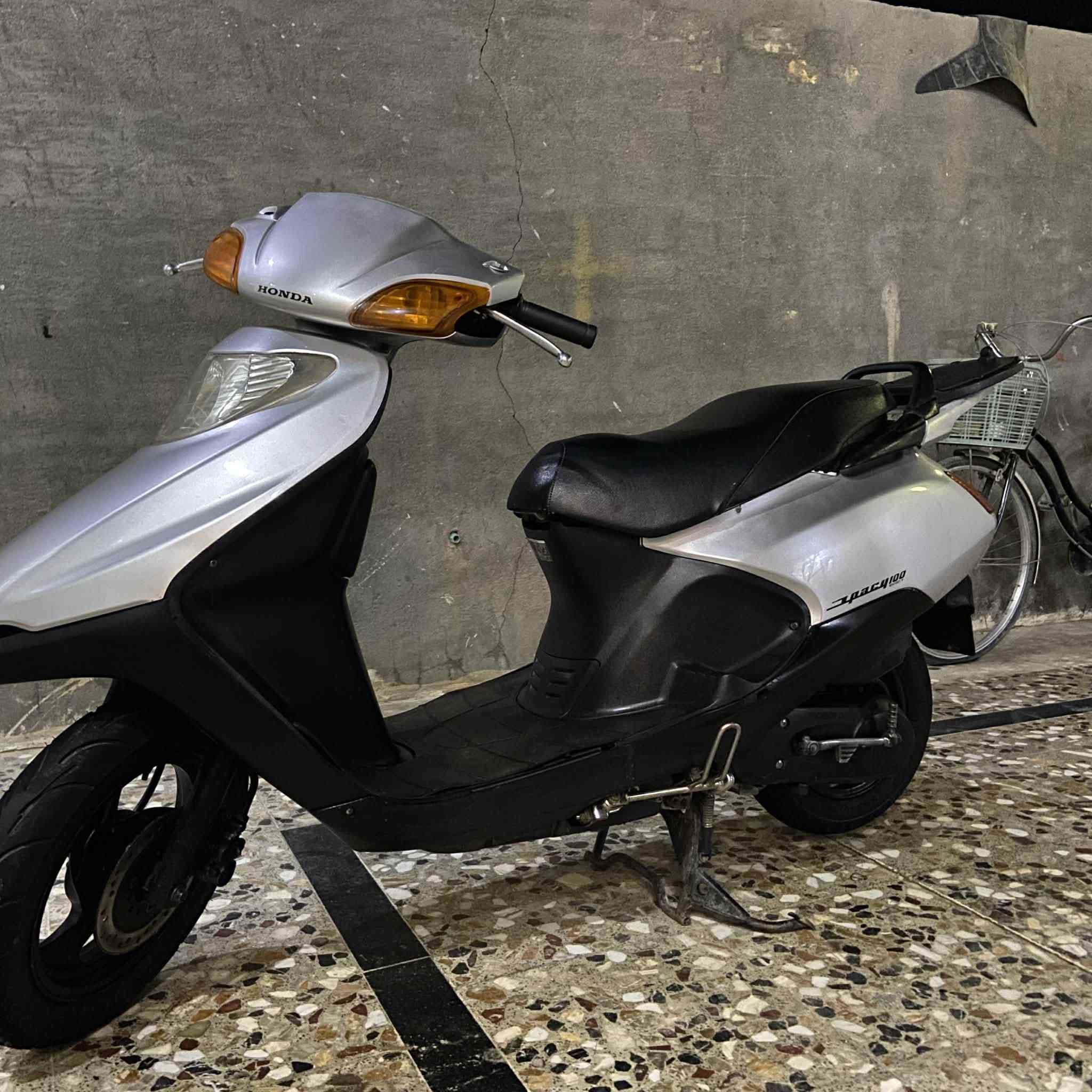 سلام عليكم دراجه سبيسي للبيع نضيفه مكينه مفتوحه مره وحده دراجه خير من الله مكينه ناعمه كهربائيات كله شغاله قفل سكان قفل جنطه شغال زوج تايرات جديد دبلات جدد كلاجات جدد *مكان كوت حي الجامعه *********** وتساب فقط
