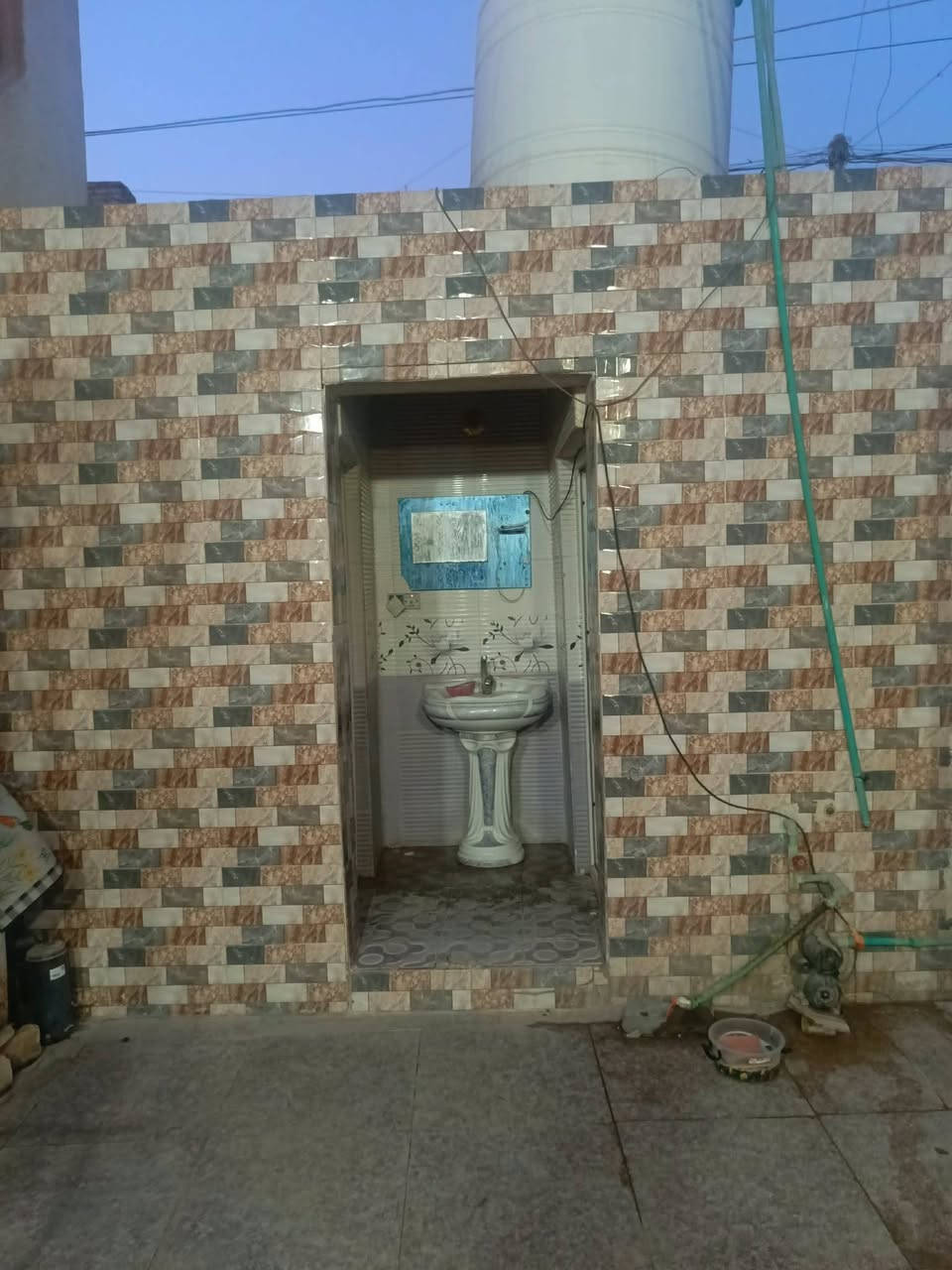 بيت للبيع بناء نضيف 150 م
حي الخضراء قرب العماره الزركه تبليط بل باب خدمات كافه 
مدرسه بصفك مدرسه الامانه  والسعر بلاش 125 وقابل للتفاوض
للتواصل خاص 

رقم راعي الدار ***********
