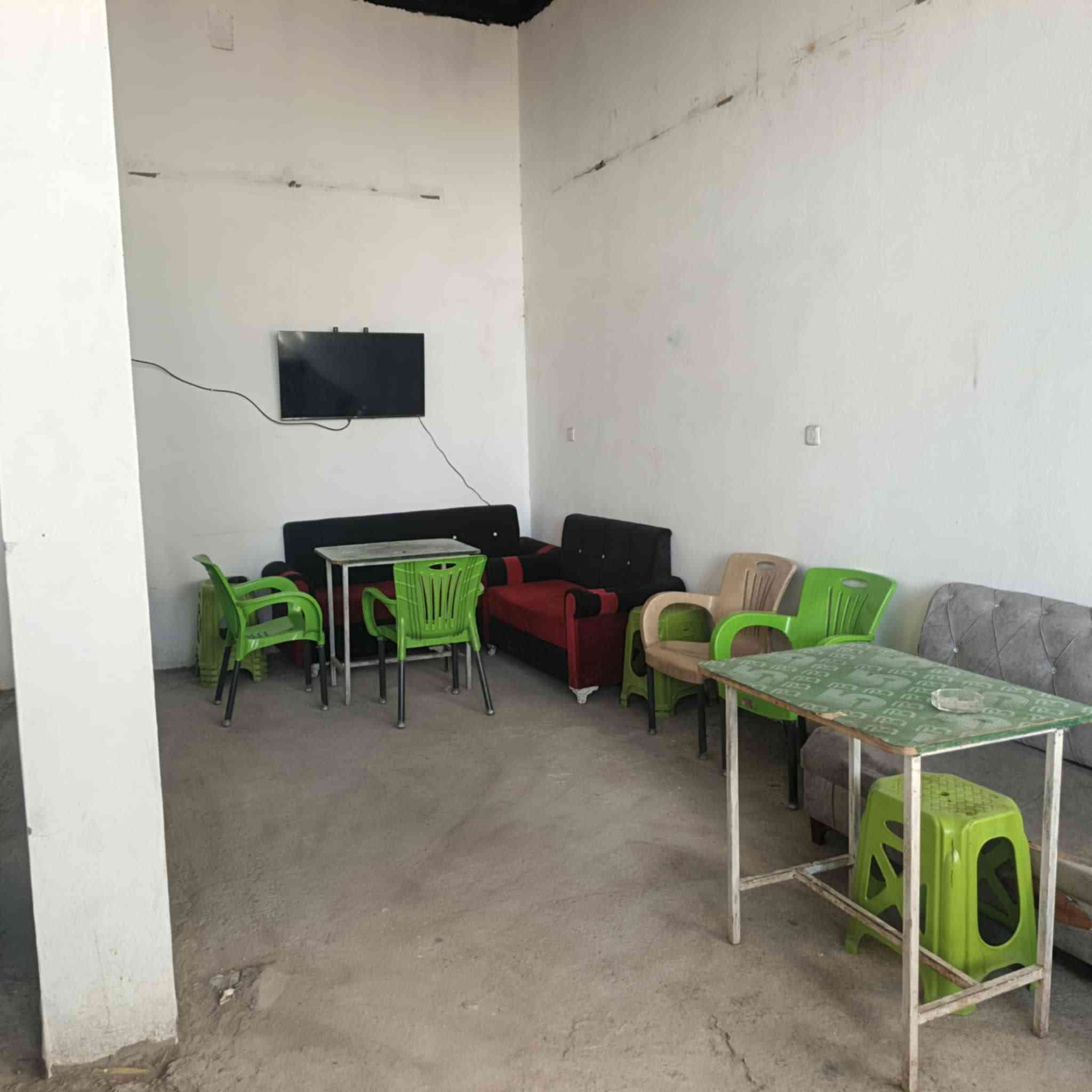 السلام عليكم للبيع مجموعه اغراض مال كوفي العنوان مقابل بانزينخانه الميقات 
للاستفسار أكثر الاتصال على رقم ***********
