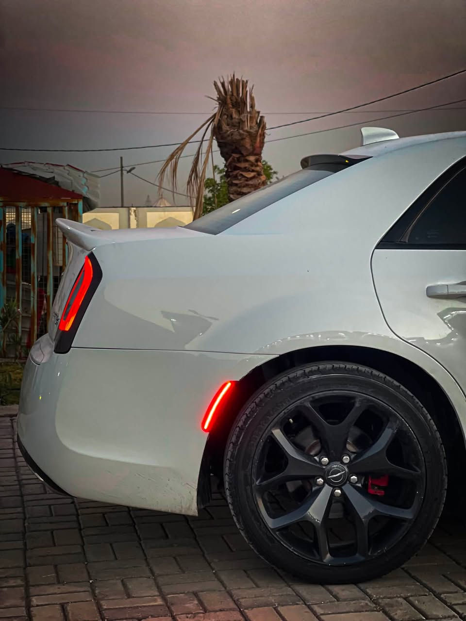 السلام عليكم إخوان.. للبيع شايب 🤍كرايسلر أوباما (Chrysler 300S) فئة S 🦅
• الموديل: 2018
• المحرك: 3600 V6 🚀
• الموقع: النجف الأشرف 📍
⚠️ تفاصيل الحادث  جاملغ وبنيد والجاملغ العكس تطبيع اشويه بدايت الشاصي جه وحده 
• الباقي مكفول بالكامل (كفالة عامة عدا المذكور) ✅
💎 المواصفات العالية (فول 1/1):
• 🌅 سقف بانوراما بالكامل
• 🔑 بصمة تشغيل وأبواب + شفتات ستيرن سبورت
• 💺 كشنات جلد شعار S (خزن ميموري + تدفئة وتبريد أمامي + تدفئة خلفي)
• 🕹️ ستيرن كهرباء + تدفئة ستيرن + تحكم كامل
• 📺 شاشة الكبيرة تدعم نظام كار بلاي (Apple CarPlay)
• 🦅 بجم عريض دبل لحية + سبايلر (دمام بلادي) ع الجُنطة
• 💡 بك لايت لد خلفي + لد أمامي عدسة داينمك متحرك
• 🪞 مري قلاب مع البك + بروجكترات ترحيبية بشعار كرايسلر بالأرضية
• 🛞 ويل توب فئة S بلادي أسود
السيارة مسرفسة وتوب النظافة وجاهزة وما تحتاج أي مصروف، ومثل ما موضح بـ صور
تفاصيل صور حادث خاص واتساب غير متواجد على فيس فقط على واتساب ول اتصال على رقم الهاتف 
📞 للاستفسار: [‭***********‬]
