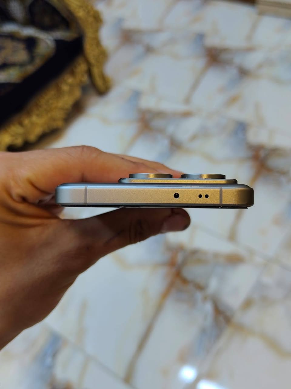 شاومي 14Tبرو للبيع 
المعالج: MediaTek Dimensity 9300+ (بتقنية 4 نانومتر) لأداء فائق.
الشاشة: 6.67 بوصة AMOLED، بمعدل تحديث 144 هرتز، ودعم HDR10+.
الكاميرات الخلفية: ثلاثية (50MP رئيسية + 50MP تقريب + 12MP واسعة) بالتعاون مع Leica.
الكاميرا الأمامية: 32 ميجابكسل.
الذاكرة والتخزين: 12 جيجابايت RAM مع 512 جيجابايت تخزين داخلي (UFS 4.0).
البطارية: 5000 مللي أمبير مع شحن فائق 120 واط.
نظام التشغيل: HyperOS (يعتمد على أندرويد 14).
مقاومة الماء: بمعيار IP68.
الميزات الإضافية: مستشعر بصمة مدمج بالشاشة، سماعات ستيريو، دعم 5G. 
السعر 600 وبي مجال 
مكاني الفلوجه 
***********
***********
