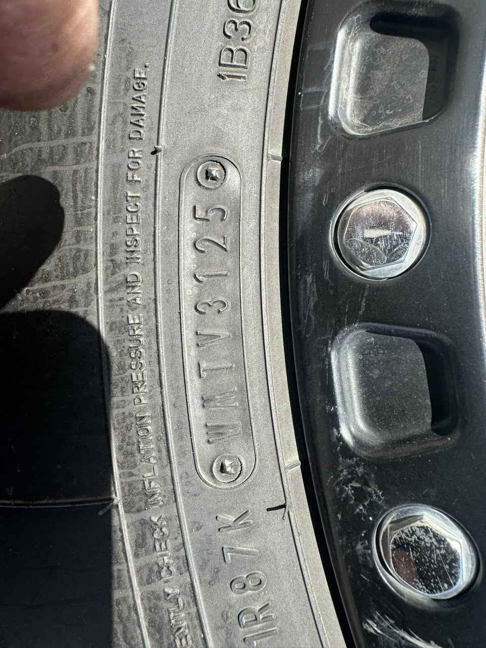 من رخصه الادمن المحترم
للبيع تخم تاير مع تخم ويل
العدد ٤
الويل نظافه 90%
التاير جديد انتاج 25 دنلوب
سعر التايرات مع الويل 650$
حجم الويل 17
قياس الاطار 17. 70. 265
***********
