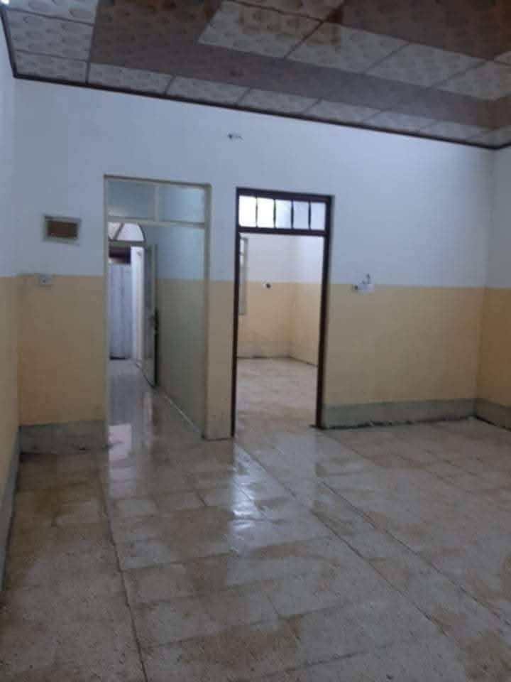 السلام عليكم بيت للايجار 100متر طابق ارضي بحي الساهرون ***********
