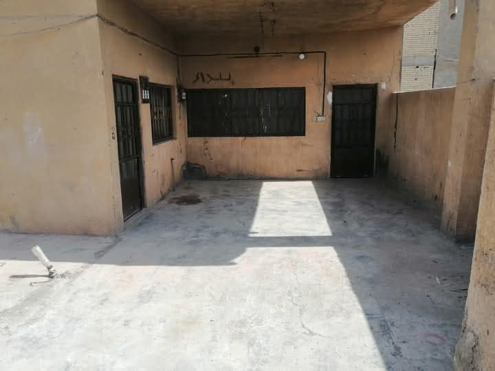 الهم صلي على محمد وآل محمد
يتوفر بيت للبيع بيع سريع جوا سوك سعر ناررر 119قفللل 
دار للبيــــــع [ ٢٠٠ ] متر طابو صرف كربلاء / حي الطاقة / ثالث بيت عن الشـــــــــــــــــــــــــارع العام كافة الخدمات (تبليط مـاء مجـــــــــــــــــــــاري مدارس مستوصف سوق) { غرفتيـــــــن نــــــــــوم صـــــــــــــالة ١٠م مطبـــــــــــــخ استقــــــــــبال صحيــــــــــــــــــات داخليــــــــة خارجية } 
 البناء بلوك والسقف كونكريت مسلح  علما ان البيت فارغ حاليا ولايوجد به اي نقص
 رقــــم الهاتف  *********** واتساب
نستقبل جميع عروضكم في محافظة كربلاء المقدسة
هاذا العرض فقط لدى مكتب عقارات الحسناوي في كربلاء
