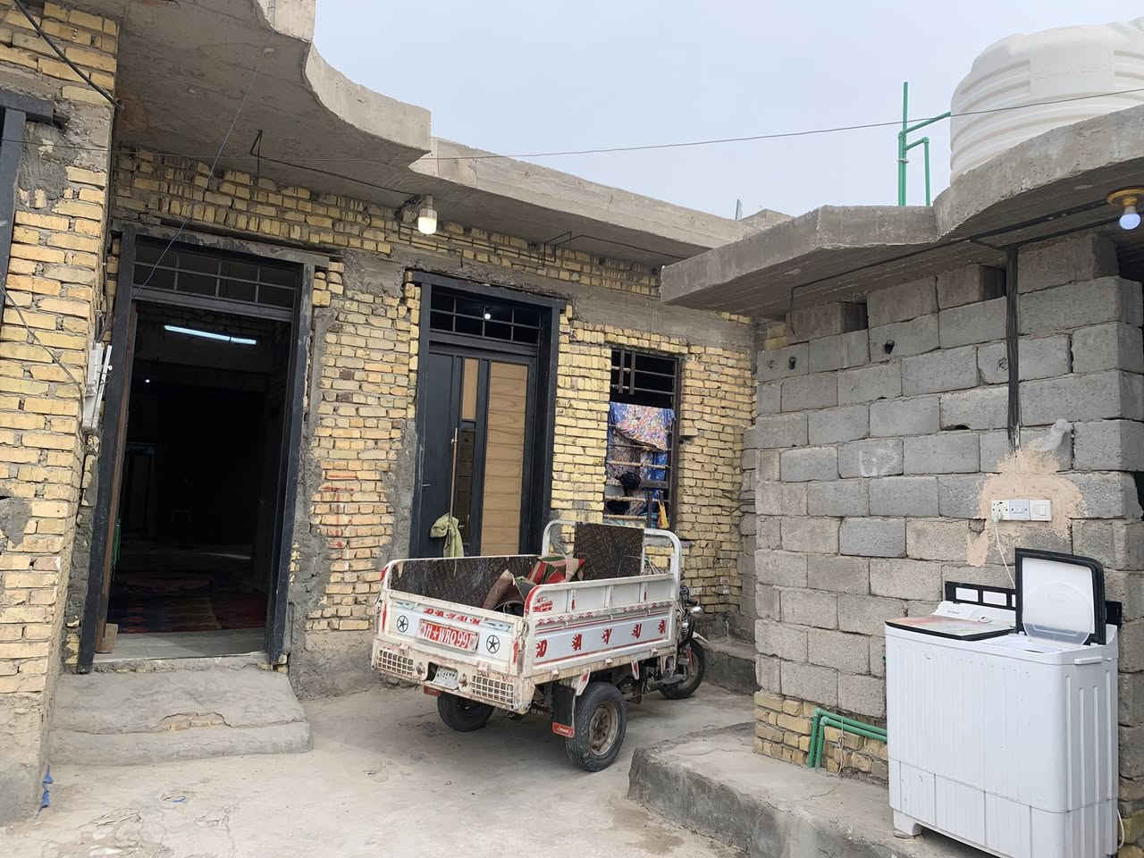 ( منزل للبيع )
📈 طابو مساحة 300 متر 
العنوان : دواية حي الصدرين 
ملاحضة : المنزل غير مكتمل 

يتكون من :-
أستقبال .
صالة . 
مطبخ . 
غرف نوم عدد 2 جاهزات مكتمل ✅ .
صحيات داخليه خارجيه .
مخزن . 
منور .

كهرباء وماء ومجاري جاهز 
☎️ . للأستفسار : 0787 549 8503
