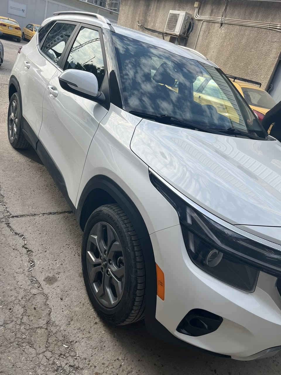 كيا سيليتوس2024
ماشية 13 الف ميل 
رقم اربيل 
سكني بغداد 
محرك الفين دوش وارد امريكي 
سيارة بيها جاملغ خلفي بدون دواخل 
صبغ ربع الباب عكس السايق اثر شخوط 
سيارة نظيفة جدا وماشية قليل 
للتواصل ***********
