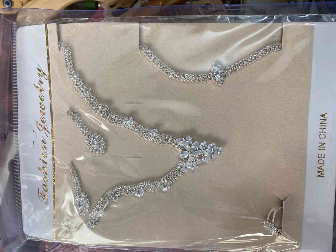 طقم العروس باسعارر مناسبه جدا 
الاحمر 10
البيجي  8
الوردي 4
اشكال متعددهه جمله مفرد 
يوجد توصيل عنوانه 
النصر الصوب الصغير مقابيل بنايه سيد علي 
كوزمتك ابو مهدي 
***********
