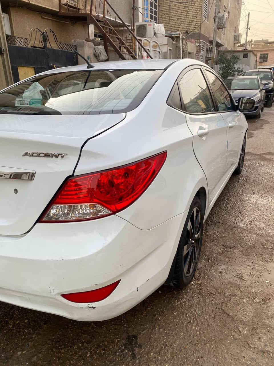 سلام عليكم سياره أكسنت موديل 2012 /سياره خير من يم الله (سونو موجود ضربتها قبق البانزين) سياره تدفئه تبريد خير من الله  حداديه تخم تاير كله جديد دواخل حلوه سعر ٩٩ وبيها مجال العنوان(بغداد الشعب ) مامتوفر بل فيس رقم ***********
