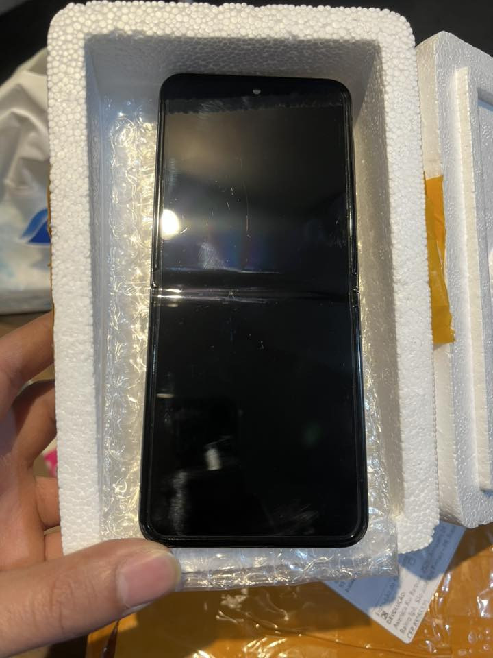 Samsung Z Flip3 للبيع شاشة داخلية
شاشة داخلية أصلية لجهاز
Samsung Galaxy Z Flip3 5G
SM-F731 :موديل
مستعملة بحالة جيدة
مفصولة من جهاز
بدون كسر
تعمل بشكل طبيعي
مناسبة للصيانة أو الاستبدال
السعر: (يحدد بعد التواصل)
الموقع: (بغداد-كرادة)
للتواصل ***********
