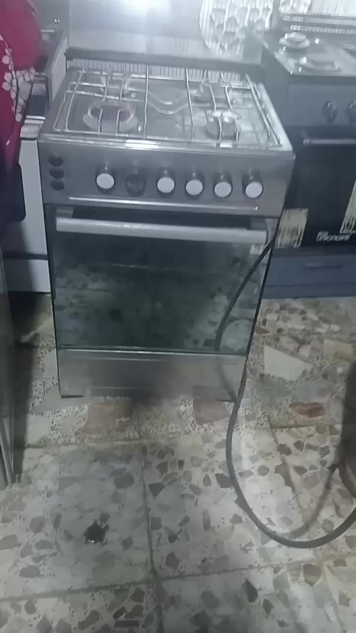 طباخ مصري الاصلي الباب الاول شغال كله عيون وفرن فوك وجوه شرط الشغل ونارخضره شوف المقطع واتصل وتدلل بسعر 65وبيه مجال اليريده يراسلني اويتصل ويدلل مكاني الاحرار الخضاره ***********
