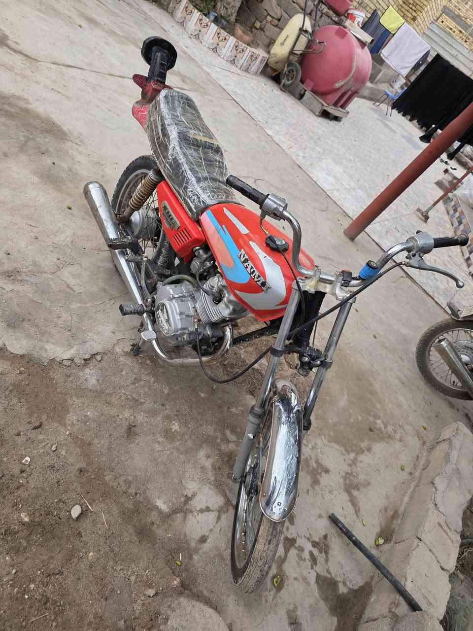 دراجه ايراني نامه لبيع سعره ٣٠٠  رقم تلفوني ***********  مكاني بني منصور يم مدرست حوش دراحه كلشي مبيه شقل وطلع
