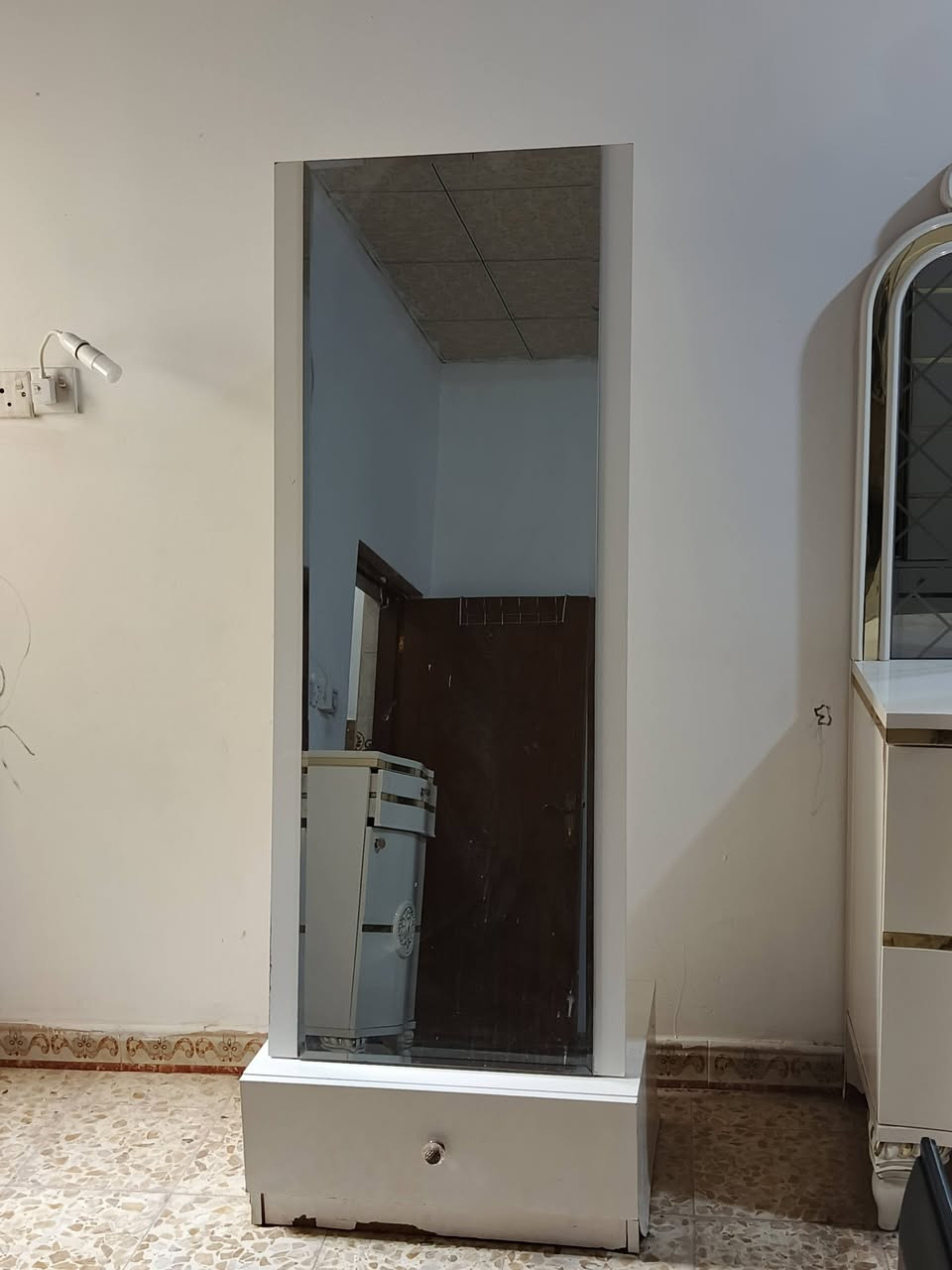 غرفة نوم تركي درجة اولى ثقيل 10 قطع الغرفة نظيفة نظافتها 85٪ وبيها كوسر جرباية نجارة ثقيل ابيعة وي الغرفة بيها تصليحات بسيطة جدا للبيع السعر 800 وبيها مجال جيب سيارة افتحها وحملها بالعافية
مكان الغرفة شارع الوفود منطقة دويد 
للتواصل ***********
