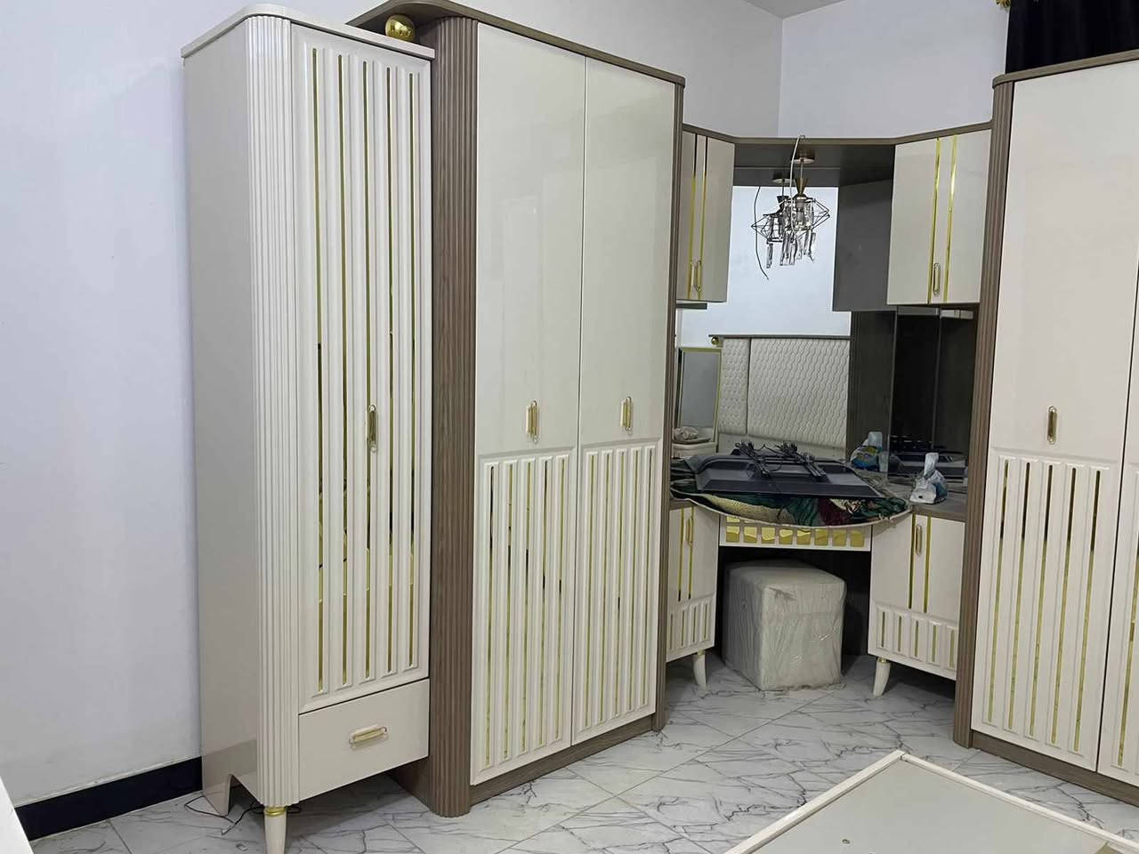 للبيع غرفة نوم تركية جديدة غير مستعملة بعدها بنايلون سعر الشراء مليونين و ربع والوصل موجود سعر البيع مليون ونصف وبي مجال للاستفسار ***********
