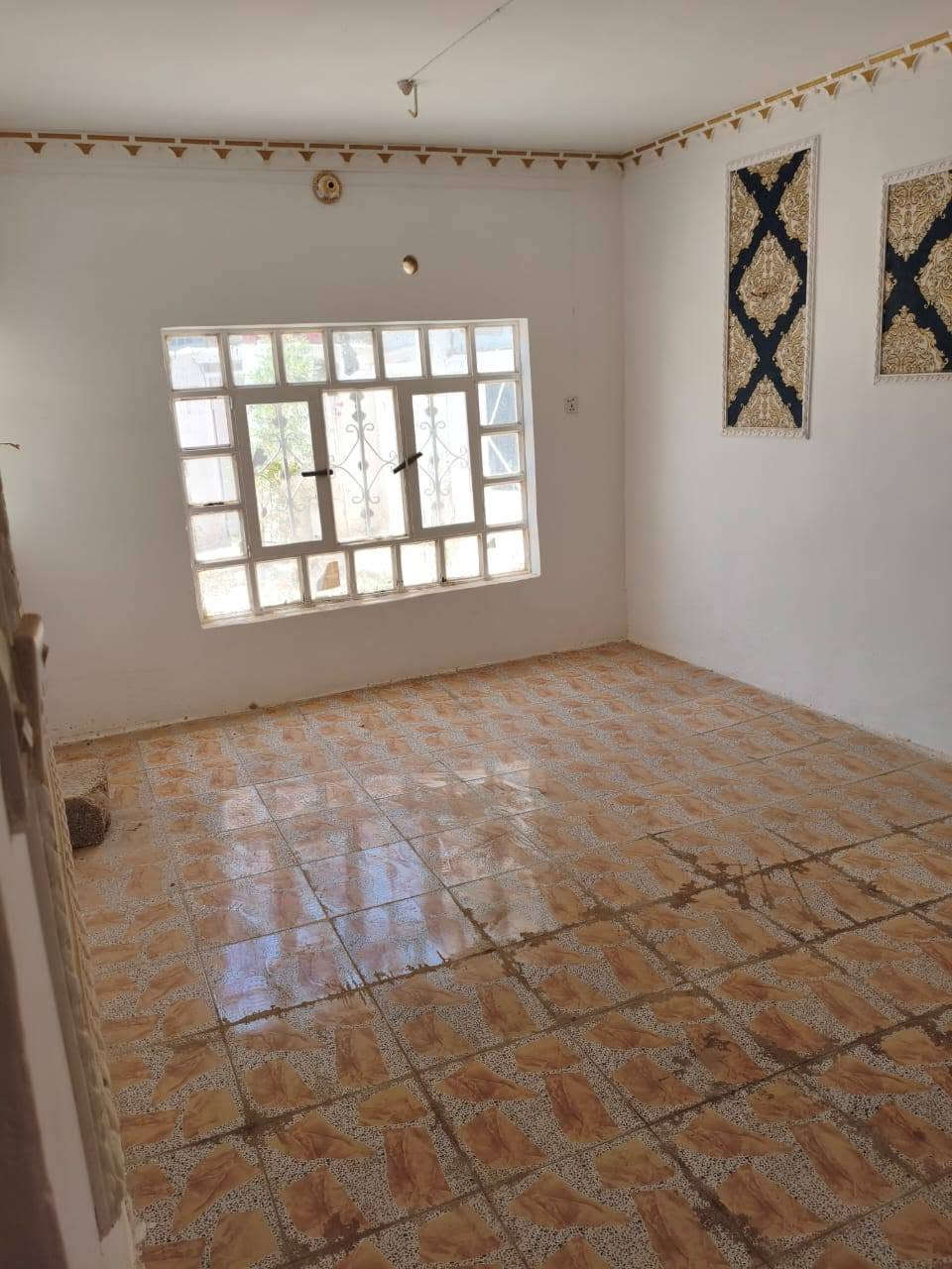 اعلان 
بيت للبيع زراعي طوريريج حي الجمعيه خلف مدرسه نبع المعرفه سند 25 المساحه 171م يحتوي على ثلاثة غرف نوم واستقبال وصاله ومطبخ وصحيات حديقه كراج سيارات صحيات خارجيه كافة الخدمات متوفره أكثر التوضيح بالصور للاستفسار اتصل على ***********

