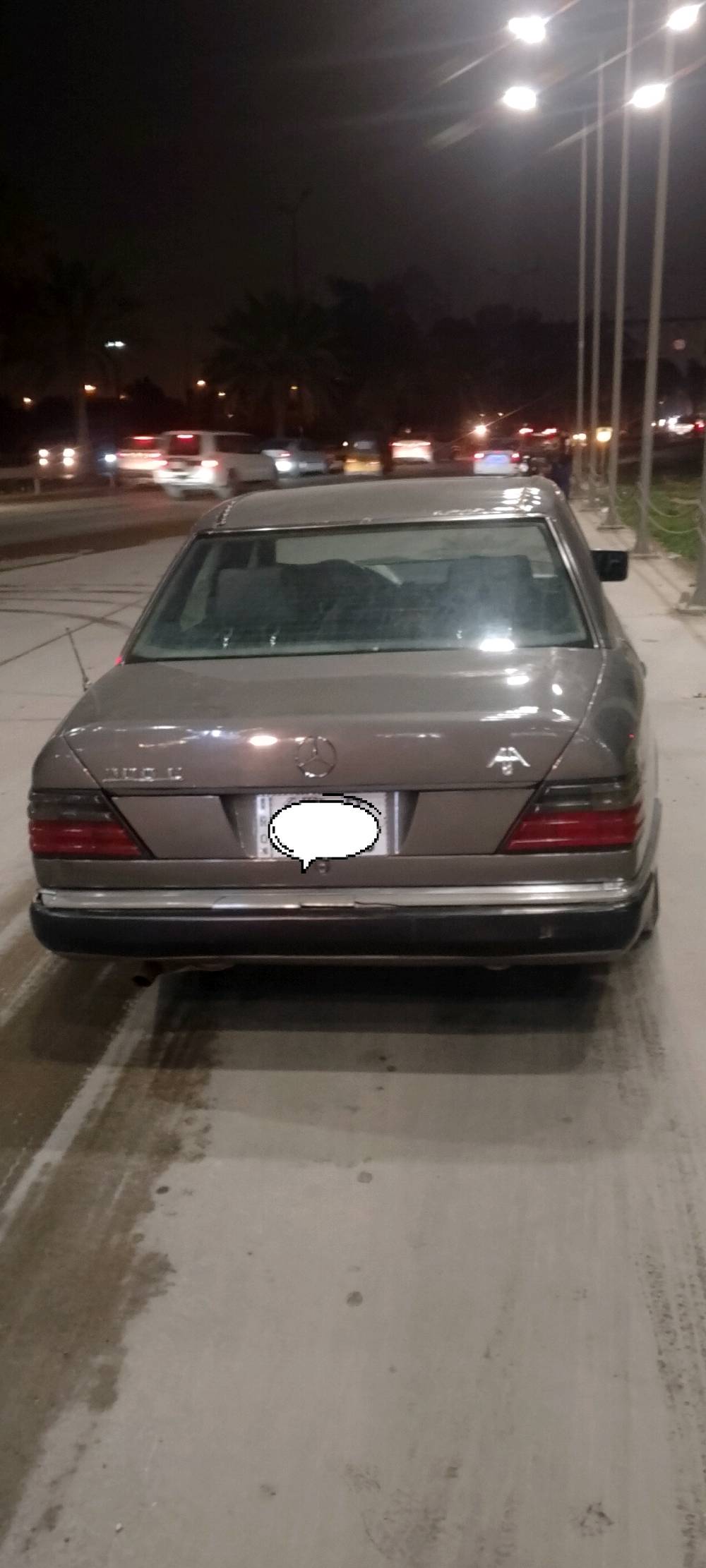 سيارة مرسيدس نظيفة وحديدها جديد. تستقبل صياغة حديثة داخلية وأضواء مميزة في داخله. حالتها العامة جيدة جداً وتناسب العائلة والاستخدام اليومي.