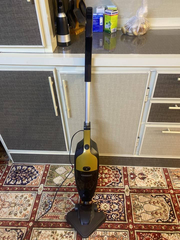 مكنسه كهربائيه ماركه كينووود 
نضيفه جدا جدا وسحبها حيل قوي وايرها اكثر من متر ونص وعلى فحص
مكاني الأمين الثانيه سعرها٥٠
***********
