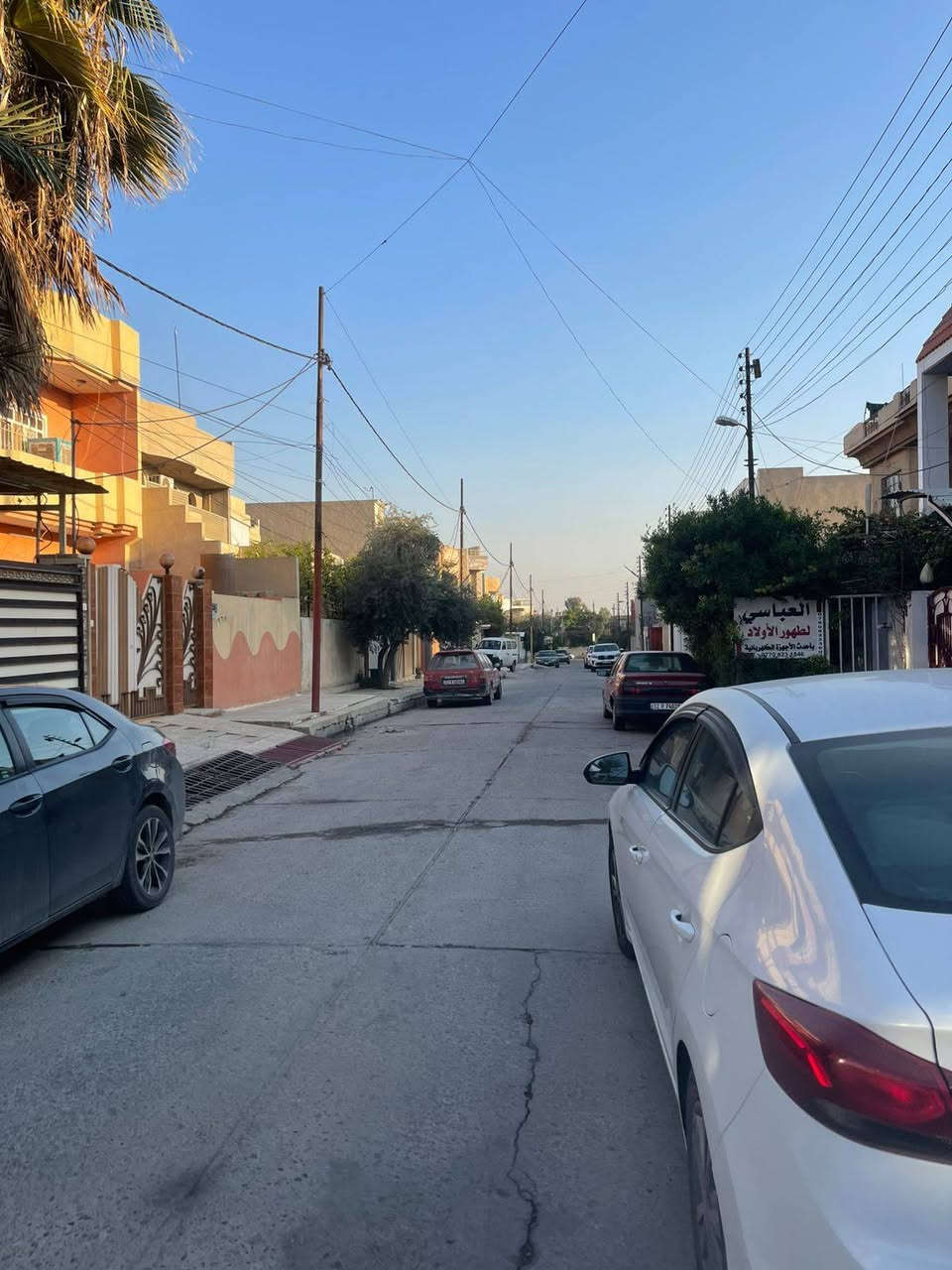 دار للبيع 🏠  يصلح للسكن أو للاستثمار 👉 

الموقع 📍 حي الصديق مقابل متوسطة المهيمن 🏫داخل الفرع 

المساحة 200 متر ❇️.        الواجهة 10.✳️       العمق 20 ✳️

شارع تبليط بعرض 12 🛣️.         اتجاة الدار قبلة  جنوب 🌞 

الدار طابقين مفصول الأرضي عن الثاني ✔️ 

الطابق الارضي مكون من/ غرفتين نوم/ هول/ استقبال/مطبخ/صحيات/ كراج 🌟

الطابق الثاني مكون من/ ثلاث غرف نوم/هول/مطبخ/بيتونة ✨ 

للاستفسار اكثر الاتصال على الارقام التالية 👇 أو مراسلة الصفحة  للمكتب 

***********📱***********📱         السماك لتجارة العقارات 👉 

عنوان المكتب 📌 حي الصديق بعد مرطبات البحرين سائدين الصديق الرئيسية مقابل مدرسة تبارك الاهلية 👍
