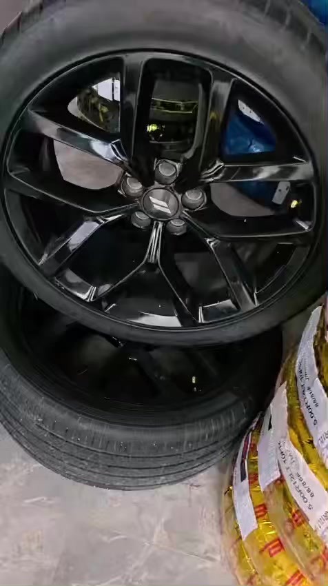 السلام عليكم طخم كامل  مع ويل كب حجم 20
حجم الاطارات 20 / 45 / 245 ( تفصيخ اصلي ) السعر الاتصال ع الرقم (*********** ) او مراسلة الصفحة وحياكم الله اخواني
