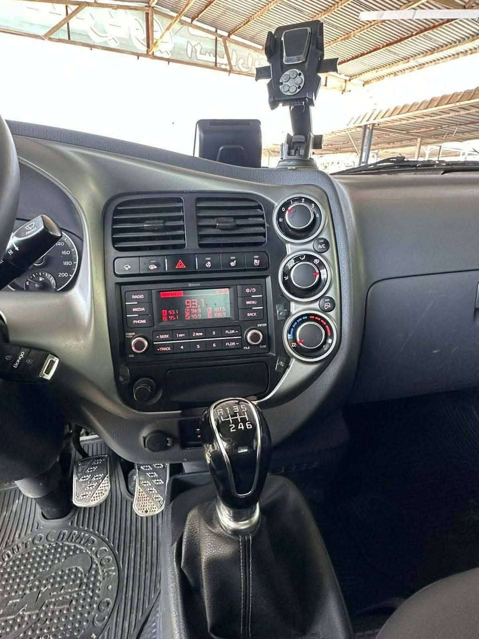 0795106431
للبيع: كيا بونجو 3 (Kia Bongo III) موديل 2022
​سيارة بيك أب كيا بونجو بحالة الوكالة، تتميز بالاعتمادية والقوة في الأداء، مثالية للأعمال التجارية والنقل.
​تفاصيل السيارة:
​الموديل: 2022.
​الحالة العامة: فحص كامل (بحالة ممتازة).
​ناقل الحركة: عادي (Manual) 6 غيارات.
​المواصفات الداخلية: * نظام تكييف وتدفئة فعال.
​تدفئة مقاعد وتدفئة مقود.
​نظام صوتي يدعم (Bluetooth / Radio / Media).
​تحكم كهربائي بالمرايا.
​المواصفات الخارجية: * إضاءة LED نهارية وكشافات ضباب.
​صندوق خلفي واسع مجهز للنقل الثقيل.
​إطارات بحالة ممتازة.
​الموقع:
​معرض صادق العقرباوي لتجارة السيارات
المنطقة الحرة - شارع 10 شمال.
​للتواصل والاستفسار:
​يرجى الاتصال على الأرقام التالية:
​0795694552
​0795106431
​ملاحظة: المعاينة خير برهان، السيارة جاهزة للاستخدام الفوري ولا تحتاج لأي صيانة.


**إذا كنت صاحب هذا الإعلان وتريد حذفه لأي سبب، رجاءا أرسل رسالة إلى الدعم الفني**