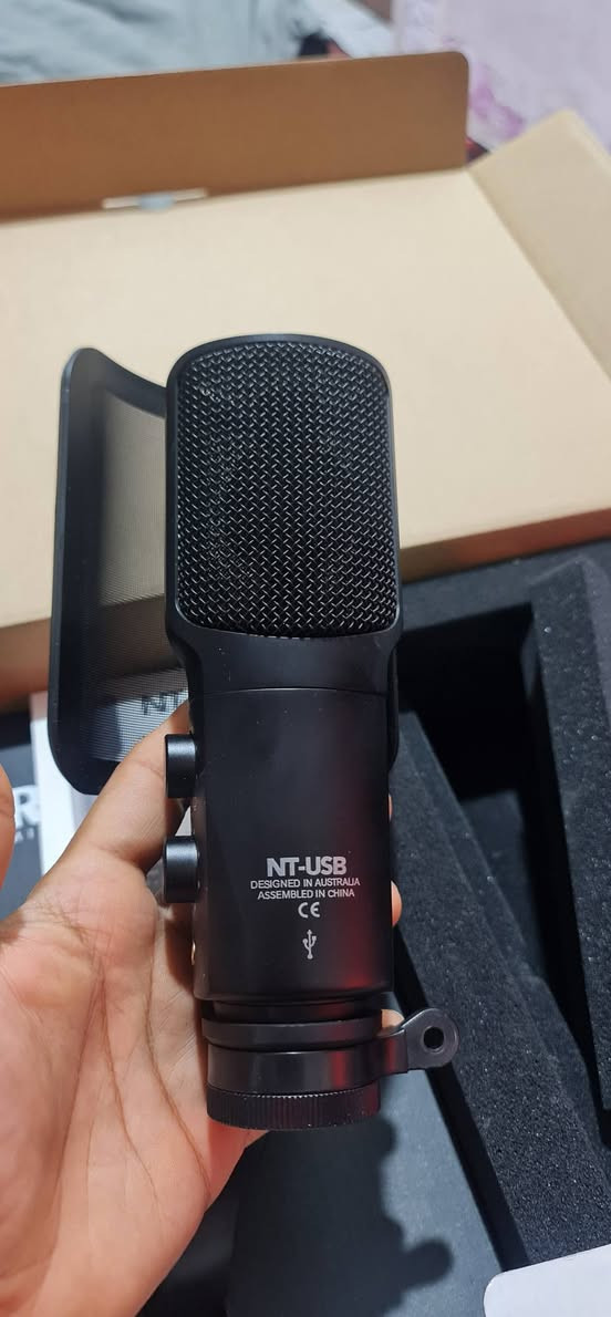 السلام عليكم .. مايك نوع rode nt-usb للبيع ( الأصلي مو الكوبي )
المواصفات : 
ميكروفون USB بكبسولة مكثّفة بجودة استوديو،
مضخم Revolution فائق الهدوء لصوت صافي بدون تشويش،
مراقبة مباشرة بدون تأخير + معالجة APHEX احترافية،
اتصال USB-C بدقة 24bit/48kHz ويشتغل على كمبيوتر وموبايل،
ويجي وياه فلتر بوب وحامل – جاهز استخدام فوراً.
مثالي للبودكاست، و الفويس أوفر والبث المباشر.


**إذا كنت صاحب هذا الإعلان وتريد حذفه لأي سبب، رجاءا أرسل رسالة إلى الدعم الفني**