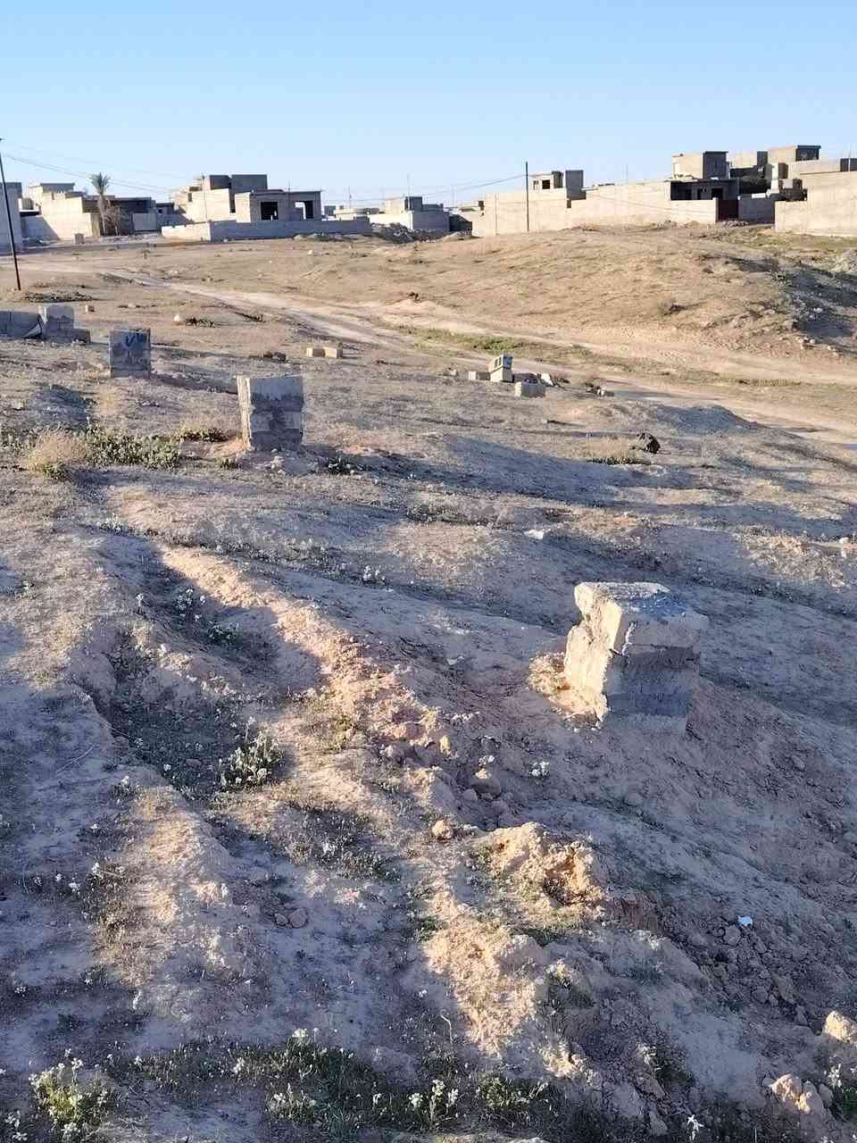 قطعه للبيع لمكان حي لشرطه مجاوره للبيوت السعر 6500 وبيها مجال للستفسار هاذا لرقم ***********
