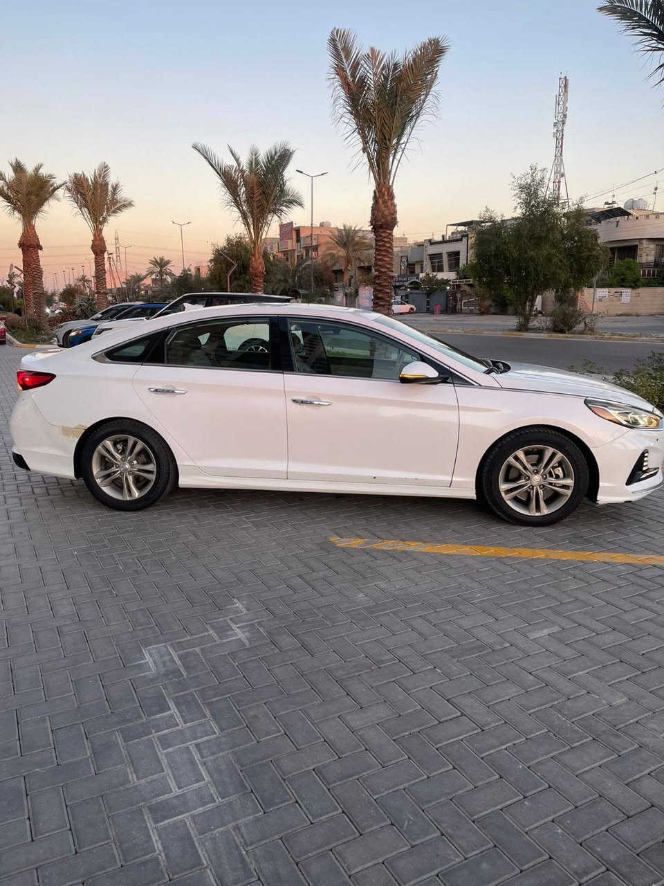 السلام عليكم سوناتا موديل 2018 فول مواصفات حادثه بابين جهت الصدر فتح وشد صبغ بنيد فقط  ويوجد سونار مكان بغداد حي الجهاد السعر 135 وبيها مجال الاتصال على الرقم *********** يوجد واتساب
