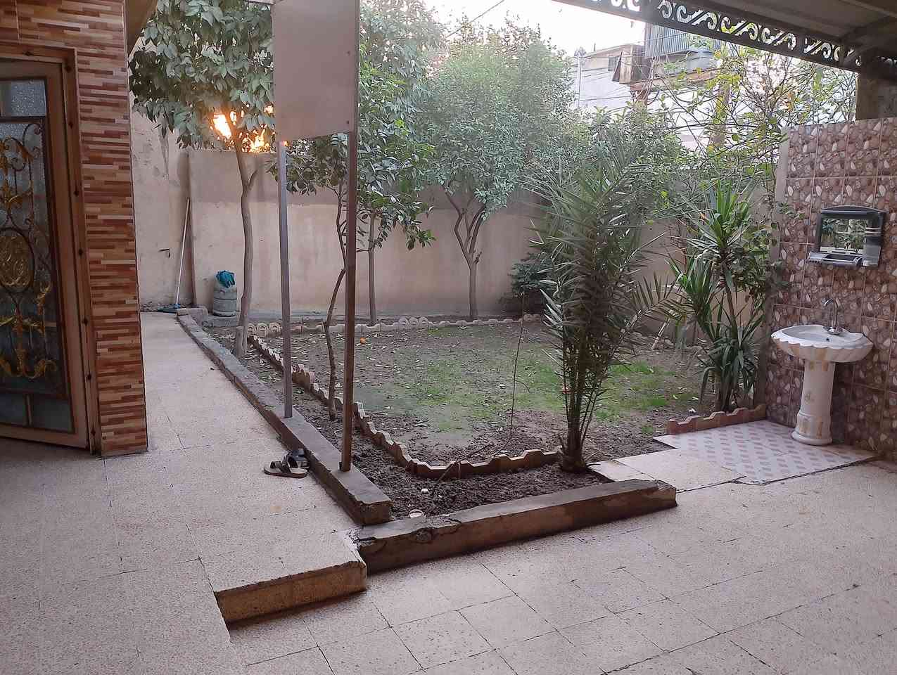 سلام عليكم ورحمة الله وبركاته
بيت في حي الوحده قرب مجسر الميثاق و قرب جامع المحسن المساحة 230 بيت مرتب يحتوي على غرفتين في الطابق الاول ومشتملات الطابق الثاني يحتوى على ثلاث غرف نوم ومشتملات ايضا البيت مرتب وبي حديقه كبيره وكراج جبير للاستفسار خاص او على الرقم ***********
