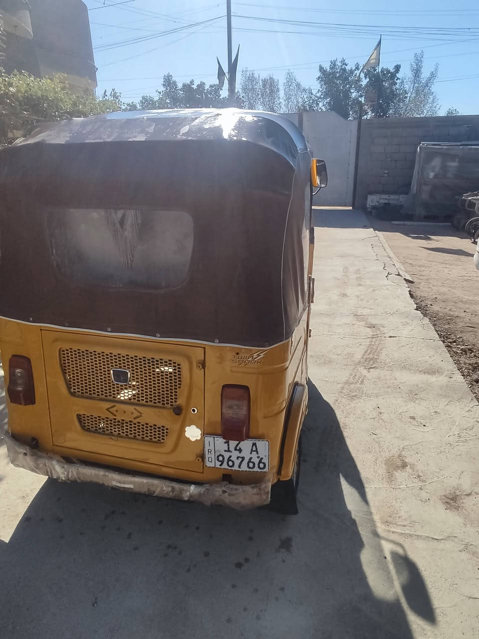 تك تك للبيع مديل 2021تك تك مجفته بس والبدي كفاله ماعد الدوسه معمره والباقي كفالة تك تك مال بيت من الدوام للبيت المكان شط العرب السعر 7ونص وبيهه مجال المو شراي لا يتصل بدون زحمه وسنويه بسمي *********** مداور ثاني يوم
