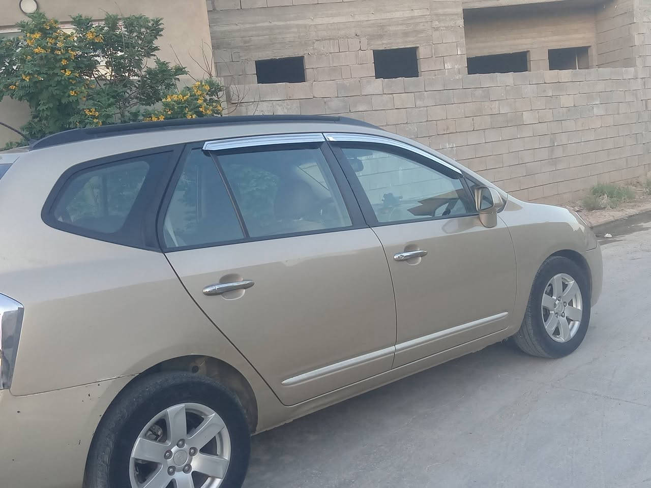 السلام عليكم  سيارة كيا روندا 2008 وارد امريكي 6 سلندر  بيها 3 قطع صبر باب سايق وجاملغ السايق وجاملغ خلف  السعر 93 وبيها مجال  مكان موصل جانب ايسر للاستفسار ***********
