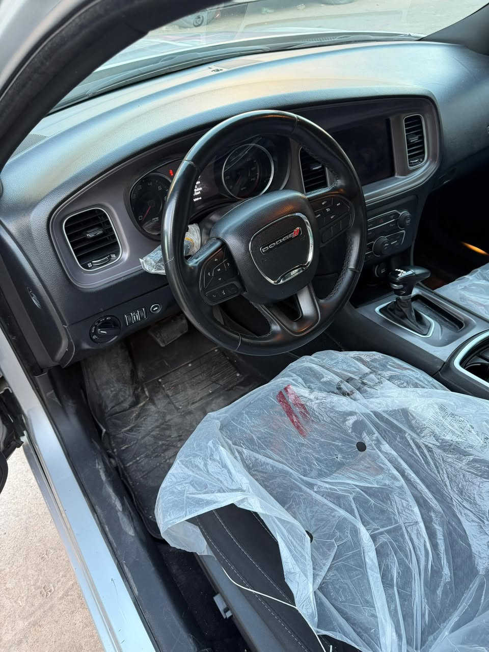 السلام عليكم اخوان جارجر موديل 2023 السياره فئه SXT حادثها موضح بل صور ماشيه 52 السياره شاشه جبيره وكشن كهرباء سعرها مناسب ب 225 وبيها مجال بسيط جداً اخوان الي تفيده يتصل 
عنواني شارع فلسطين 
***********
