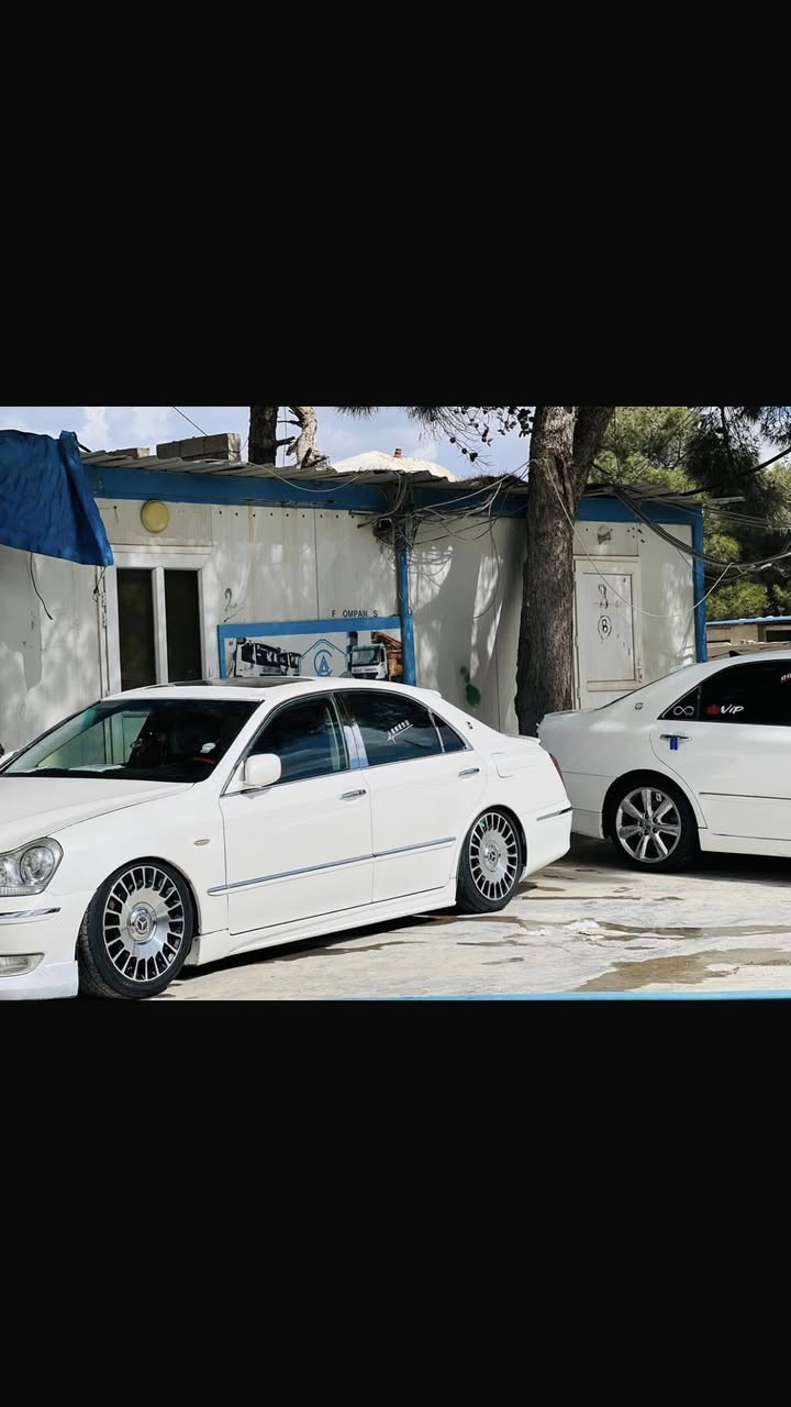 سەرتا بەناوی خودا
ماجێستا 2005 مووس
فوول مواسەفات سڵاید و 
کوشن جڵد و هیتەر و غەزن 
سێ پەردە سەلاجە مەرکەزی 
چوار تایەیەو  ویلی مایباغی لۆکی لە ژێرایە دەبڵەکانی حوڕ کراوە بەدڵی خۆت بەرزو نزمی پێبکە سعری 60 ماعمەلە 
شوێن دەورو بەری چەمچەماڵ .
ژ.م ***********
