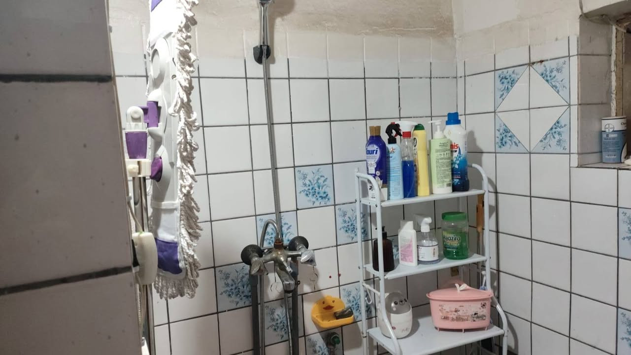 دار للبيع سند طابو صرف
المساحة ١٢٠م
الواجهه ٦م 
النزال ٢٠م 
يحتوي على غرف نوم عدد/٢ + حمام عدد/٢ + مطبخ + هول واستقبال + منور + الباب مدخلين

العنوان 
الدورة  - شرطة ابو طيارة 
للاستفسار الاتصال على الرقم  ***********
