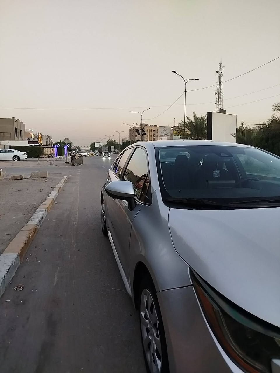 السلام عليكم
كورلا وارد امريكي حادث جانبي 
 موديل 2021 
رقم اربيل الجديد بأسمي 
ماشية 61 الف ميل قابل للزيادة 
رادار مانع تصادم 
تحديد مسار 
هاند بريك بصمة 
بيها صبغ الباب والجاملغ والجاملغ الخلفي جهة السائق والصندوق 
شواصي لغود مكفولة 
سيارة حلوة وجانيها 
مكان السيارة بغداد الأعظمية 
السعر ١٤٠ ورقة وبيها مجال 
***********
