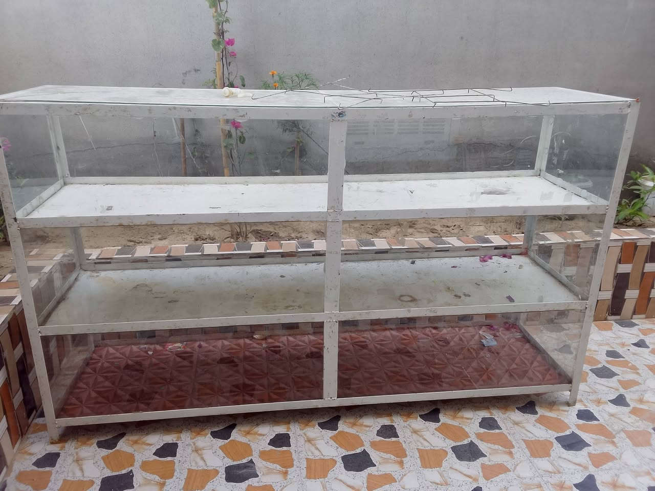يوجد رفوف محل للبيع الشركاط ،،***********
