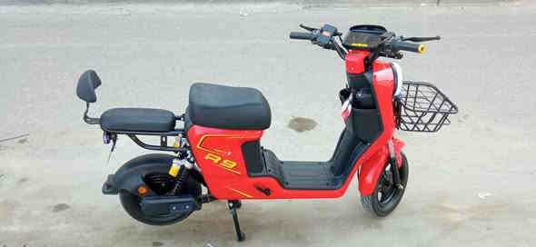 السلام عليكم 
ار 9 مديل 26 الحديث  لون احمر 
بطاريات 5 دبل حجم كبير 32 امبير وينلي الاصلي 
4 نمر سرعه 109 سرعه حقيقي 70 
كهربائيات كلهه شغاله 
دبل اشاره نشره اماميه ولايت عالي وناصي 
اشاره يمنه ويسره هورن بلوتوث 
دراجه جديده ستخدام سبوع فقط مكفولة كفاله عامه حته من الزلغ 
غراضها كلهه موجوده مرايات وشاحنه الاصليه وسويجين وبصمتين وكارت 
دراجه كنمه ماخذها من الوكيل جديده تجي وشوف بعينك 
السعر 540 بيع مستعجل 
واتساب ***********
عنوان دور الشرطه شارع القائد قرب المعارض الجديده
