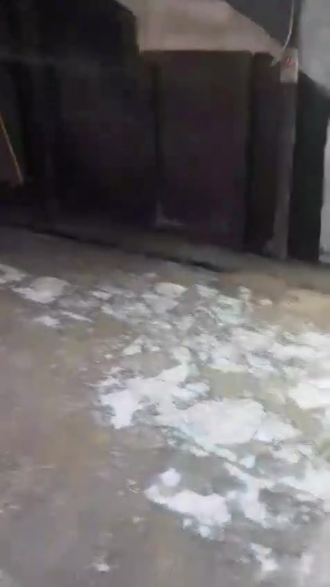 السلام عليكم عقار طابق أرضي للايجار المساحه ٢٢٥ متر زيونه محلة ٧١٠ يحتوي على استقبال ومطبخ وخدمات وثلاث غرف نوم مع حمامات وكراج للتواصل ***********
