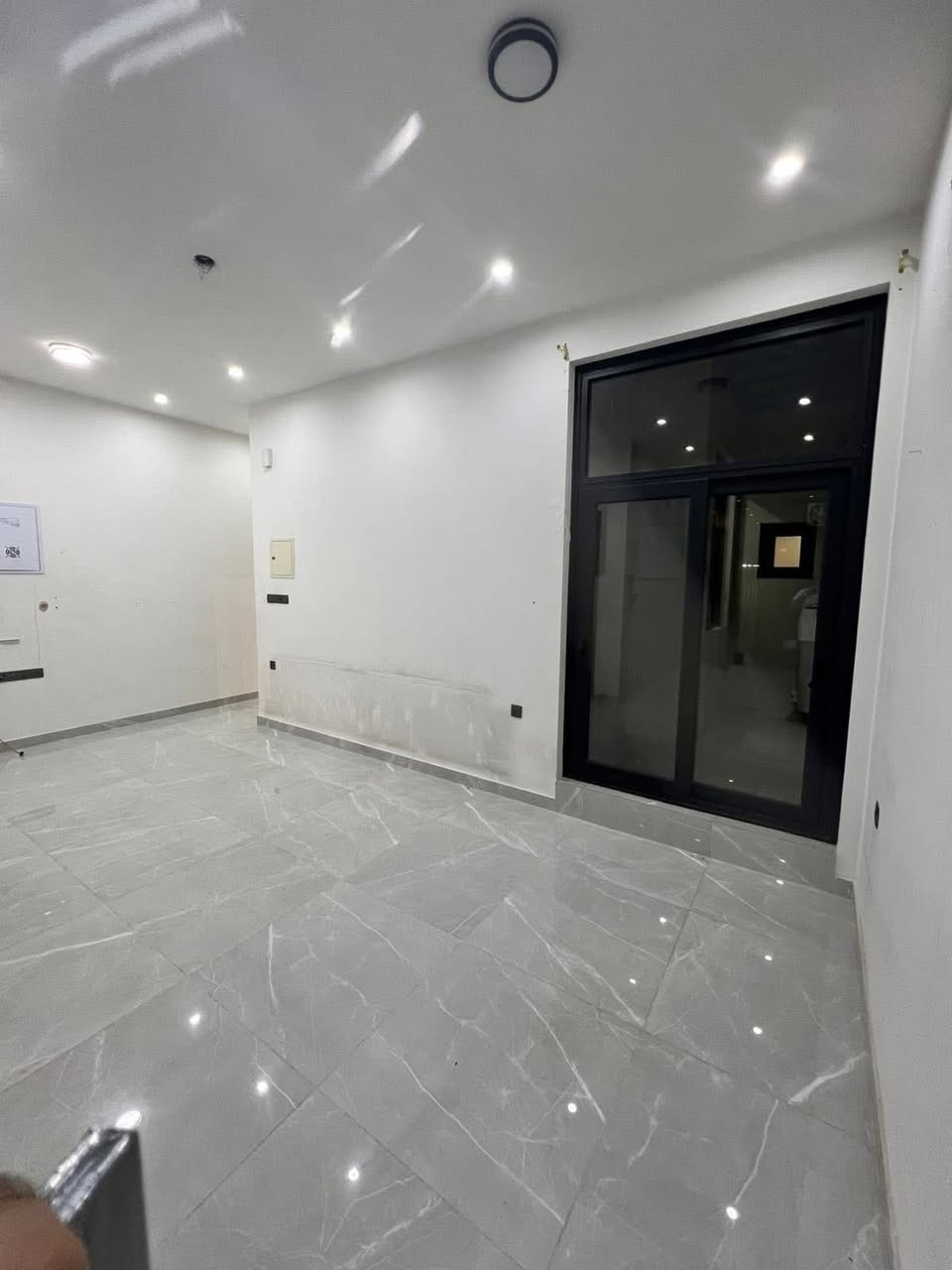 للايجار في السيديه بناء VIP🍊
وحده سكنيه MODREN طابق اول مساحه 200M🔸

تحتوي على 3غرف (1سويت)نوم وصاله وهول داخلي وخدمات

+غرفه Laundry + بلكونه ومنور 

معزوله عزل تام ✔️

بدل الايجار (مليون قفل ) 

الموقع 📍الضباط 

للاستفسار

***********

***********

متوفر واتساب
