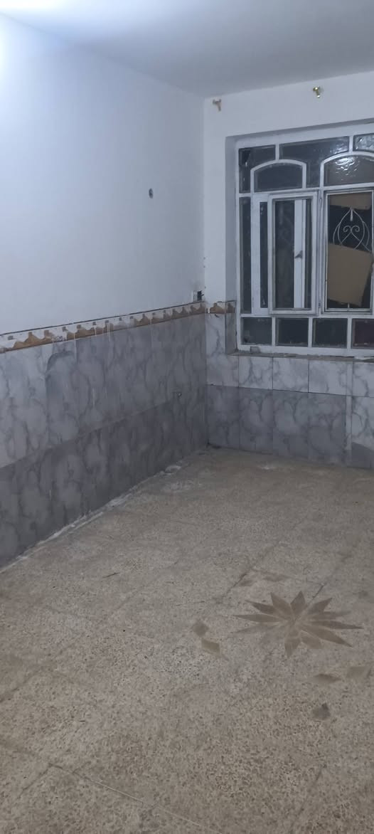 دار للايجار المساحه 100م طابق واحد غرفه صاله مطبخ كليدور مجمع صحيات داخل وخارج حي الصحه خلف المسبح السندباد مبلغ الايجار 350 للاستفسار *********** وتساب
