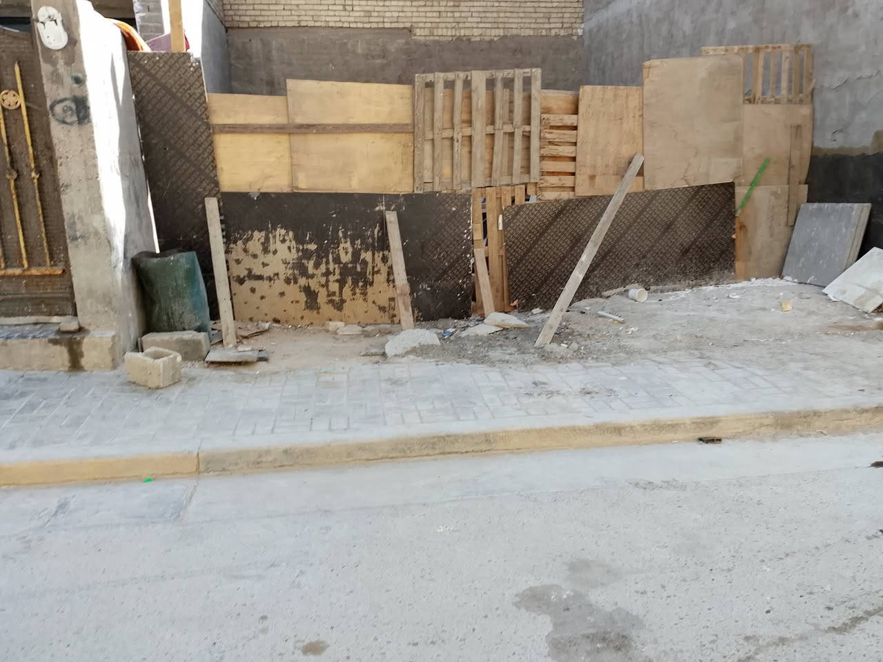 اسلام عليكم قطعه ارض للبيع المساحه 50متر واجهه 6وربع وانزال 8 قرب الركن خدمات كامله مي مجاري كهرباء تبليط نت العنوان الرئاسه مال عبيدي شارع عشرين شارع المصطفى للاستفسار الاتصال على الرقم ***********
