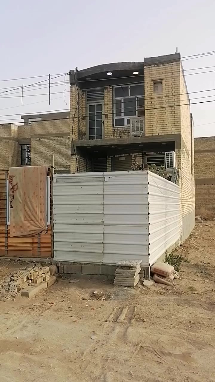 بيت ٦٢.٥ متر طابقين للبيع واجهة ٥ متر الامانه بعد عن شارع السده ٢٠٠ متر وقريب على شارع ٤٠ التبليط الاخير  تشجير ملاصق للبيت ٥٠ متر تقريبا منظومات البيت والكهرباء دفن كاملا
استقبال وهول ومطبخ وصحيات داخلية وخارجية وحديقه وكراج والطابق الثاني غرفتين ماستر
لباقي التفاصيل والسعر التواصل على الارقام التالية *********** *********** وتساب ابو عباس للعقار #العراق #بغداد #الزعفرانية #ابوعباس_للعقار
