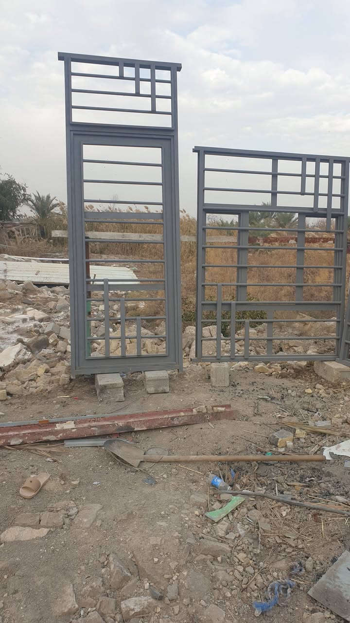 باب سلايت 230 ×230 +باب 1×3+شبابيك عدد 2 قياس عرض150×200ارتفاع للبيع سعر شلع 500 قفل بدون عمله مكاني كربلاء ***********
