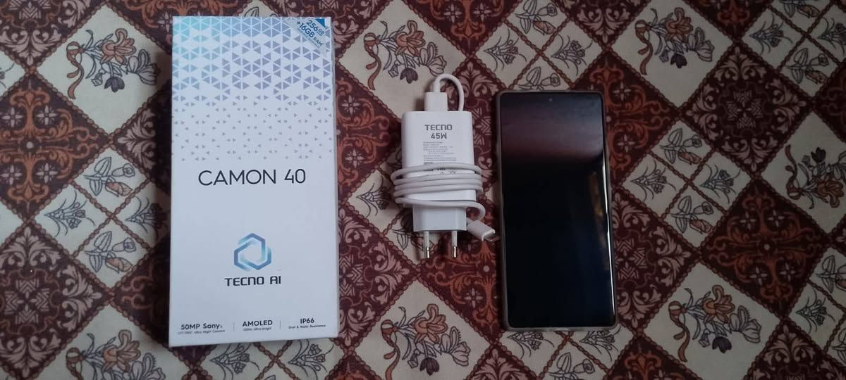 السلام عليكم 

تكنو كامون 40 للبيع شرط اخو لجديد مصار شهرين من اخذتة كامل ملحقاتة 

ذاكرة 256 ولعشوائية 8+8 وكامرتة 50 ميجابكسل من سوني تصويرة كلش حلو 2K و الامامية 32 ميجابكسل 
الشاشة تدعم 120 هرتز تشغل بوبجي 60 فريم ثابت رسومات HDR 
شاحن 45 واط شحن سوبر چارج 
بطاريتة 5200 
معالجة هيليوجي 100 التمت 
سماعات ستيريو يعني فوگ وجوة بالجهاز 
ولجهاز بي تقنية الـ AI كامل كلش حلو وعملي 
عيبة بسسس شخطة بصيطة بالشاشة ممأثرة على كلشي ولا مبينة موضح بالصور 
سعر 255 الف وبي مجال قليل والله لان ألي شغلة بالفلوس 
للتواصل *********** واتساب 
او على الصفحة
