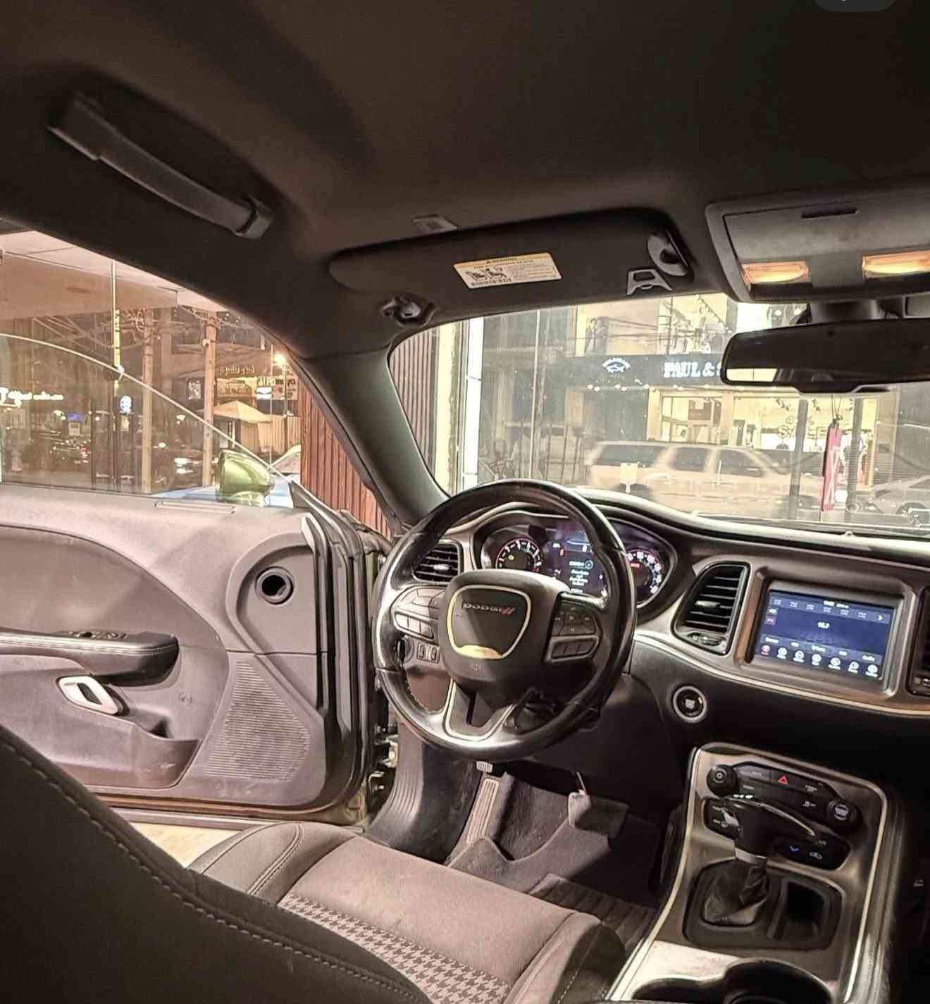 السلام عليكم
جالنجر 2021 
Sxt
V6 3600
السيارة حادثها رصعة بالجاملغ 
وهنا صار بيها صبغ باب والسونار مرفق 
السعر ١٧٨
حلة 
***********
