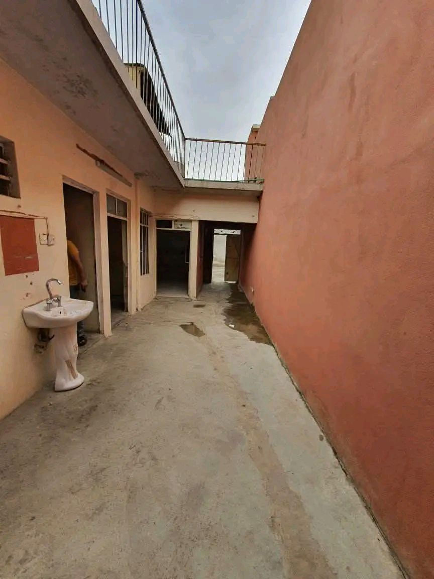 بيتين للايجار على 175 الف الواحد شرقي حي القاهرة  مقابل حي الجامعة 
للاستفسار *********** 
غرفتين نوم ومطبخ وحمام وخدمات كل واحد معزول عن الاخر
