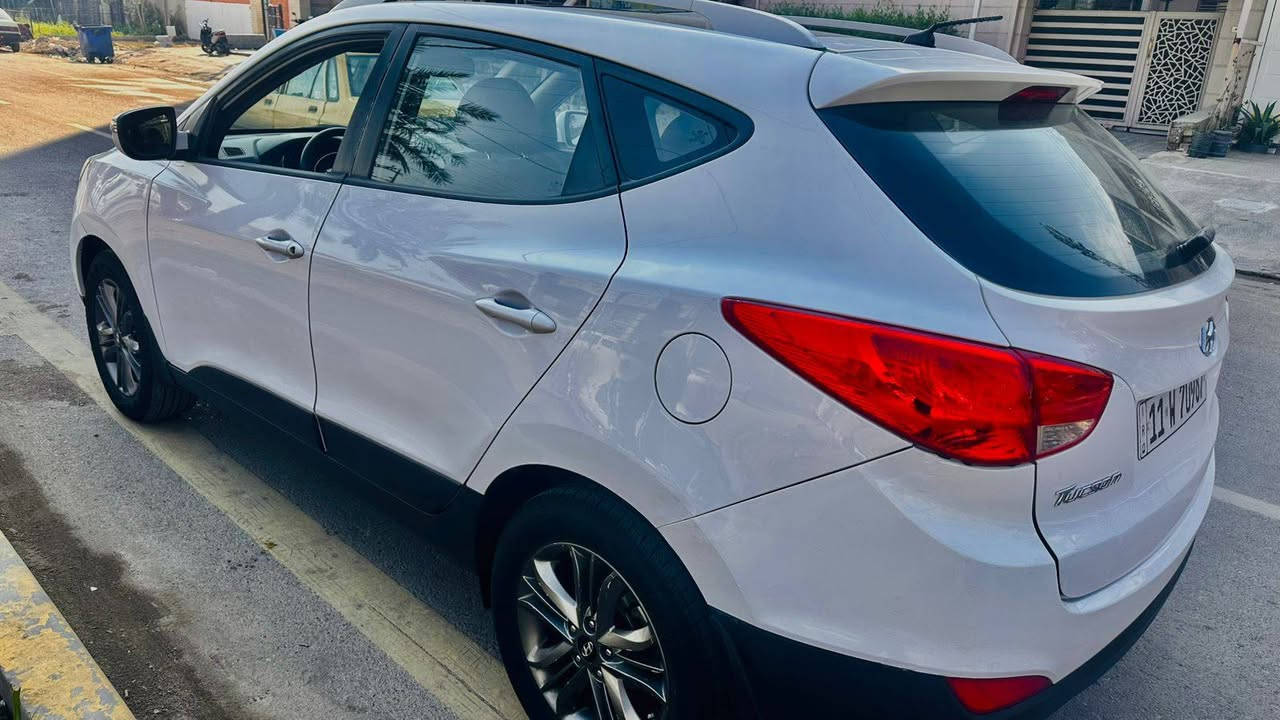 السلام عليكم
توسان خليجي موديل 2015
السياره مكفوله من الصبغ بيها مكانات رصعات السياره كلش جديده ماشيه 82 
بانوراما +حساسات+كامره
كير محرك مكفولات ابد ما مفتوحات حداديه جديده
السعر 155$
مامتواجد على الفيس 
***********
