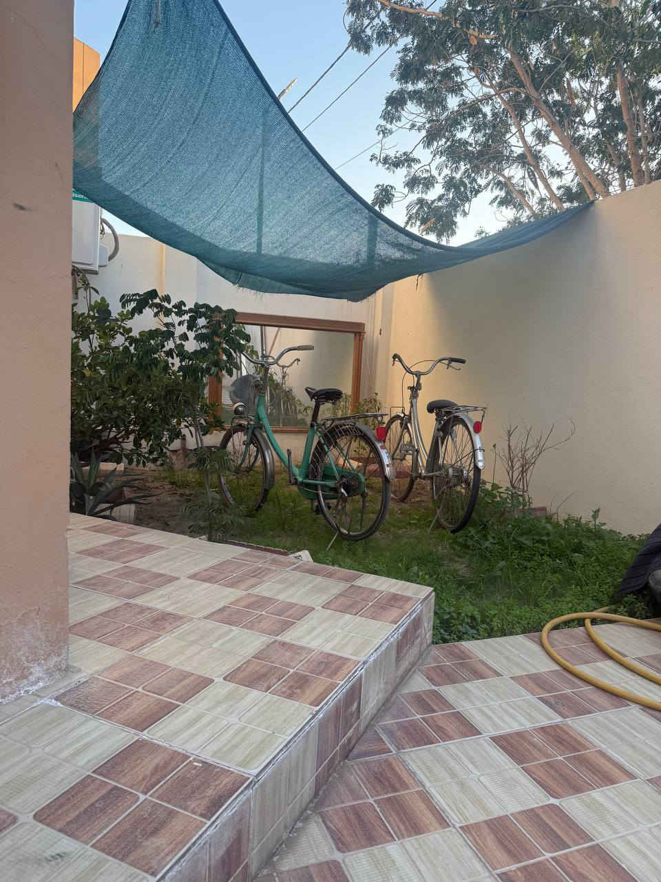 السلام عليكم بيت في مجمع الرواد بحي الجامعة  في الكوت مساحة ٢٠٠  يتكون من غرفتين نوم وصالة ومطبخ حار ومطبخ بارد وهول مع كلدور وصحيات داخي منور كبير و بيتونه وحديقة خارجية وكراج  والكاونتر هدية والبيت طابو صرف تحويل مباشر بعد تدوير القرض للمشتري السعر ٩٨ ربي مجال بسيط والمتبقي من القرض ١٠٠ تسديد شهري  ***********
***********
