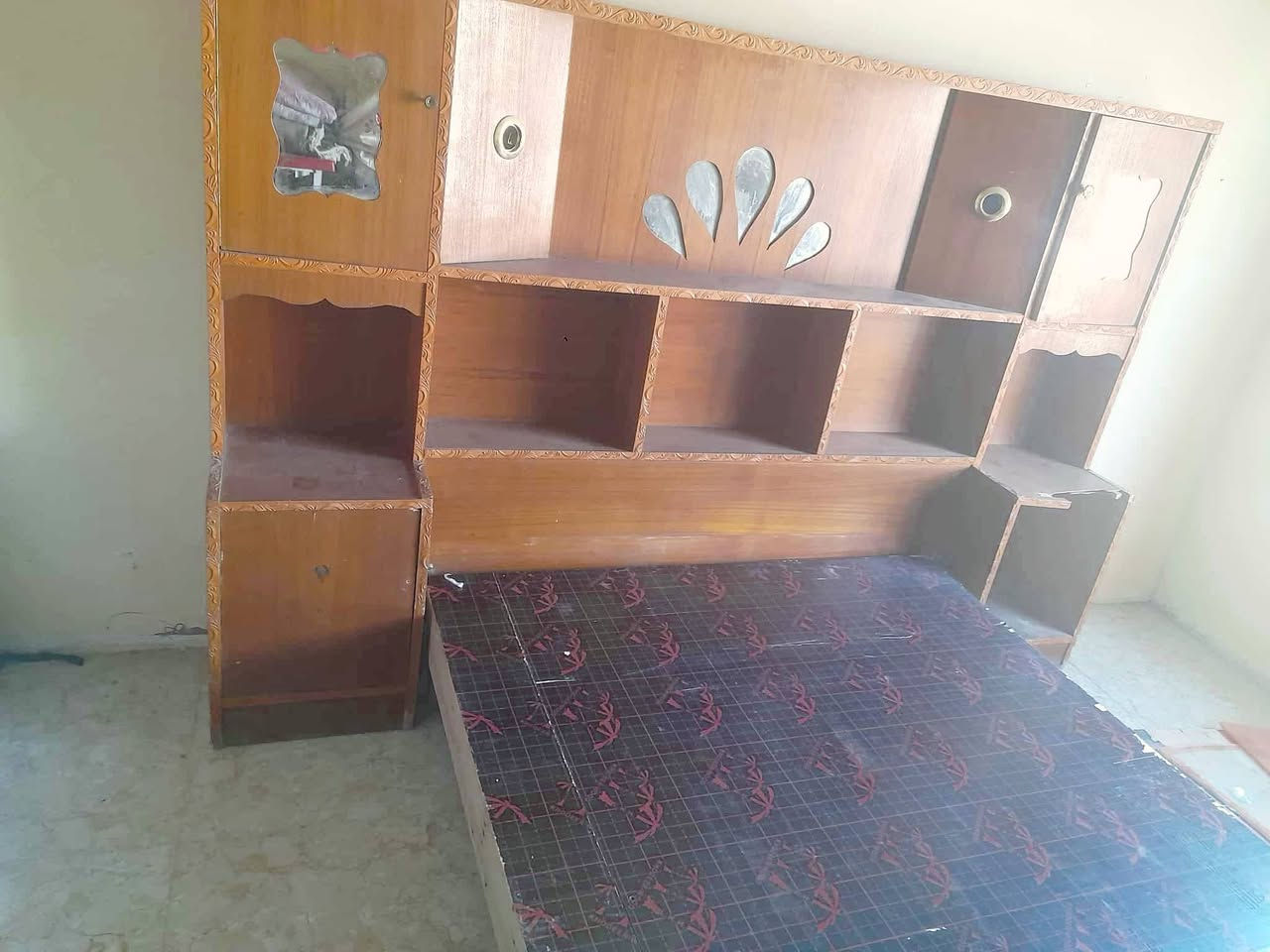 @الجميع.دولاب حديد +جربايه نفرين خشب مع ديكور
السعر دولاب 75

السعر جربايه 50

بيهن مجال
 
تصال او واتساب ***********
