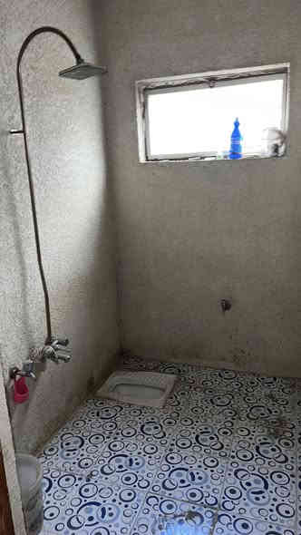 بيت للايجار في الشعب الديوان 
قريب على تفاحة 
الايجار ٣٥٠ الف السعر نهائي 
يحتوي على كراج كبير  يصلح لسياره و تك تك 
استقبال + مطبخ بارد حار +خدمات 
ط٢ / غرفة و منور. وخدمات 
للاستفسار التواصل 
***********
او
0771 193 9728
