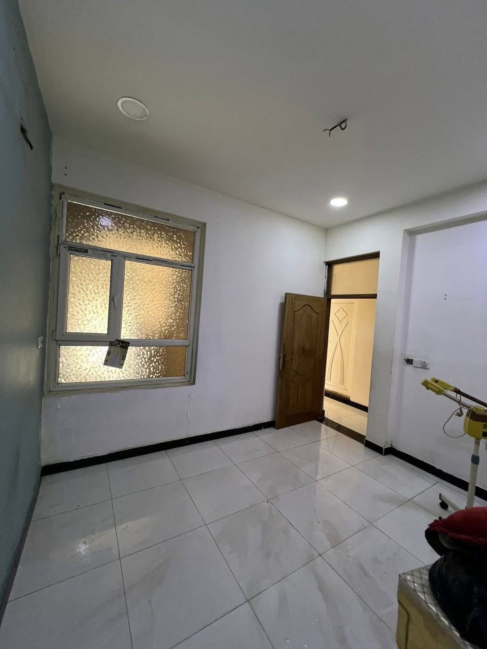 السلام عليكم 
شقه للبيع ملك صرف طابق الارضي الباب علشارع واكو باب على ممر العماره 
مقابل البيت حديقه ماكو جيران مقابيلك وشارع عريض 
مساحه الشقه 80متر تحتوي على غرفتين وصاله ومطبخ ومنور صغير 
كلشي وحد كهرباء ومي وحد 
العنوان الاعظميه المقبره الملكيه 
للاستفسار ***********
