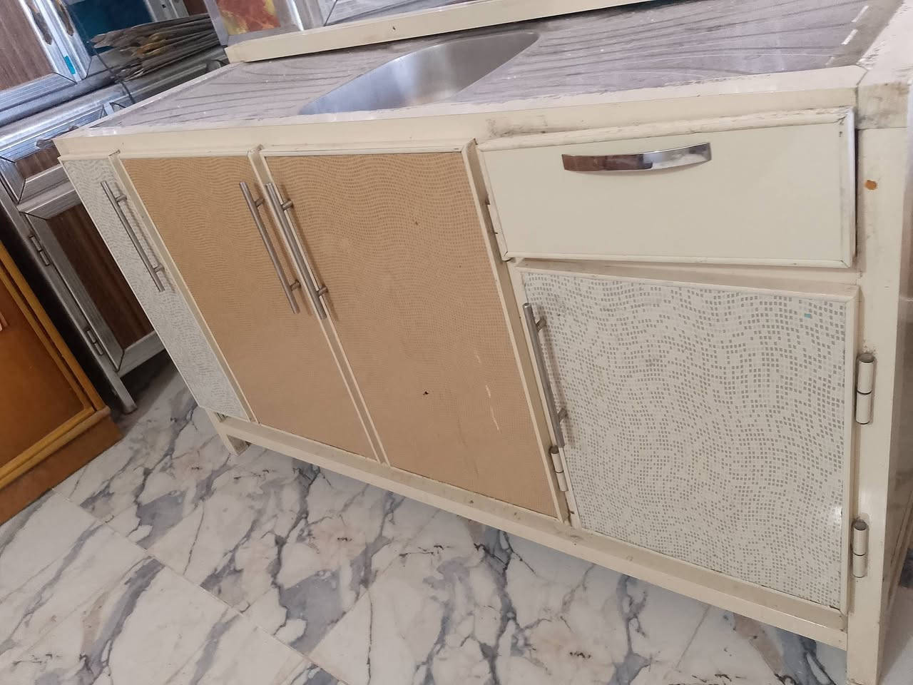 غراض منزليه للبيع العنوان دور نواب الضباط مقابيل السياسين للاستفسار اتصل على الرقم  ‏‏‪***********‬‏
